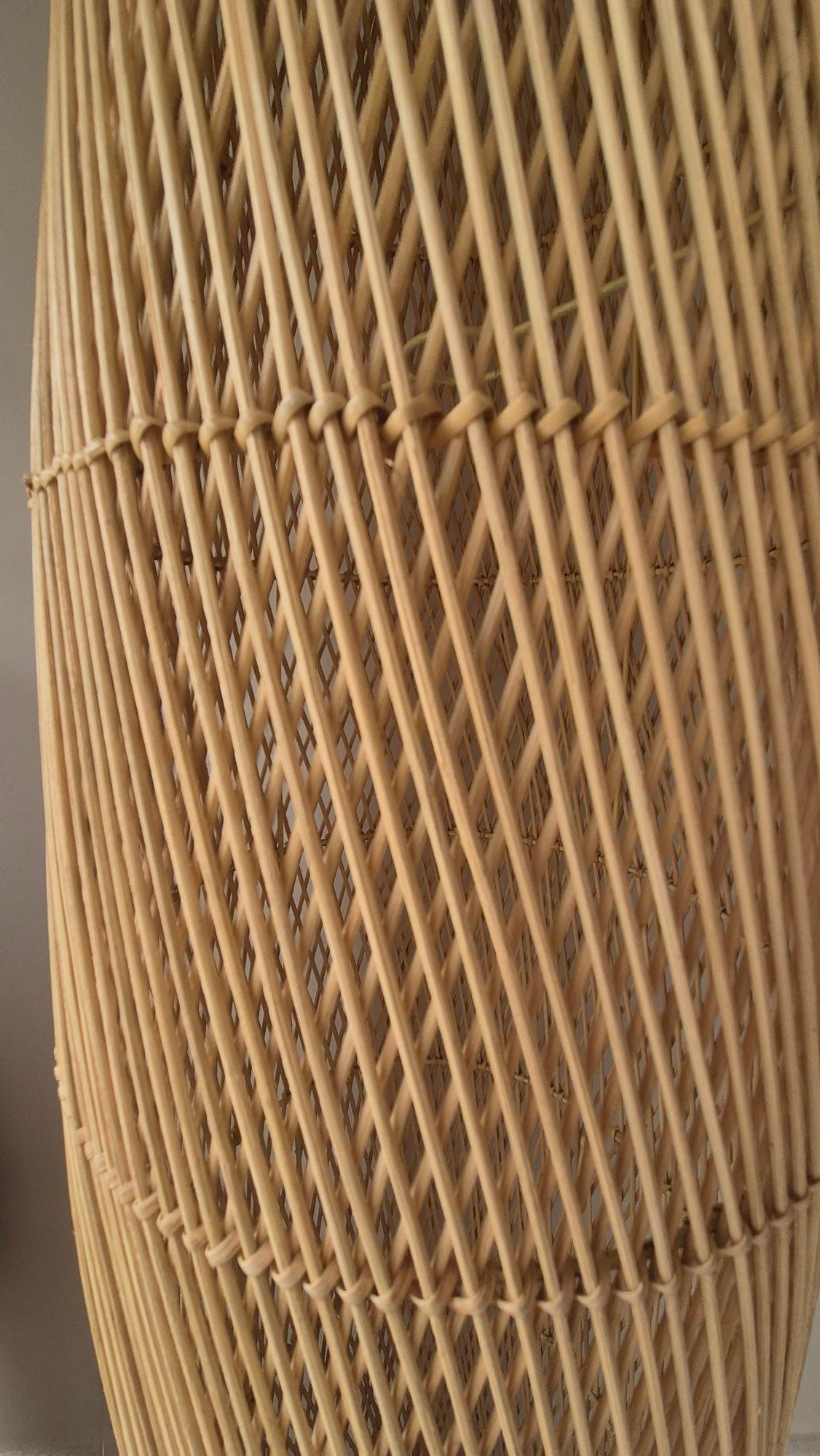 LUMINAIRE SUR PIED ROTIN